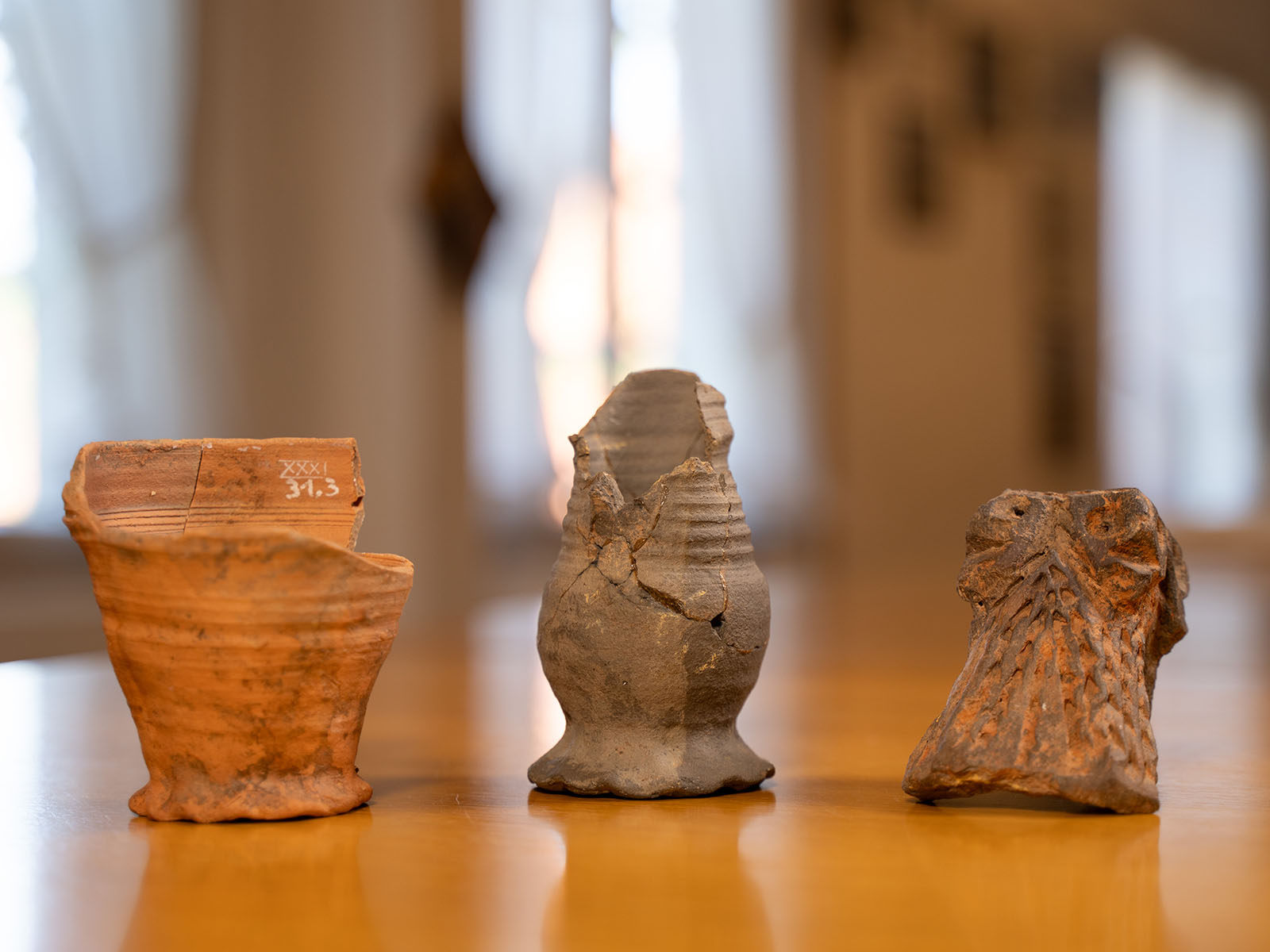 Historische Fundstücke aus der Umgebung des Ofens im Stiftsmuseum