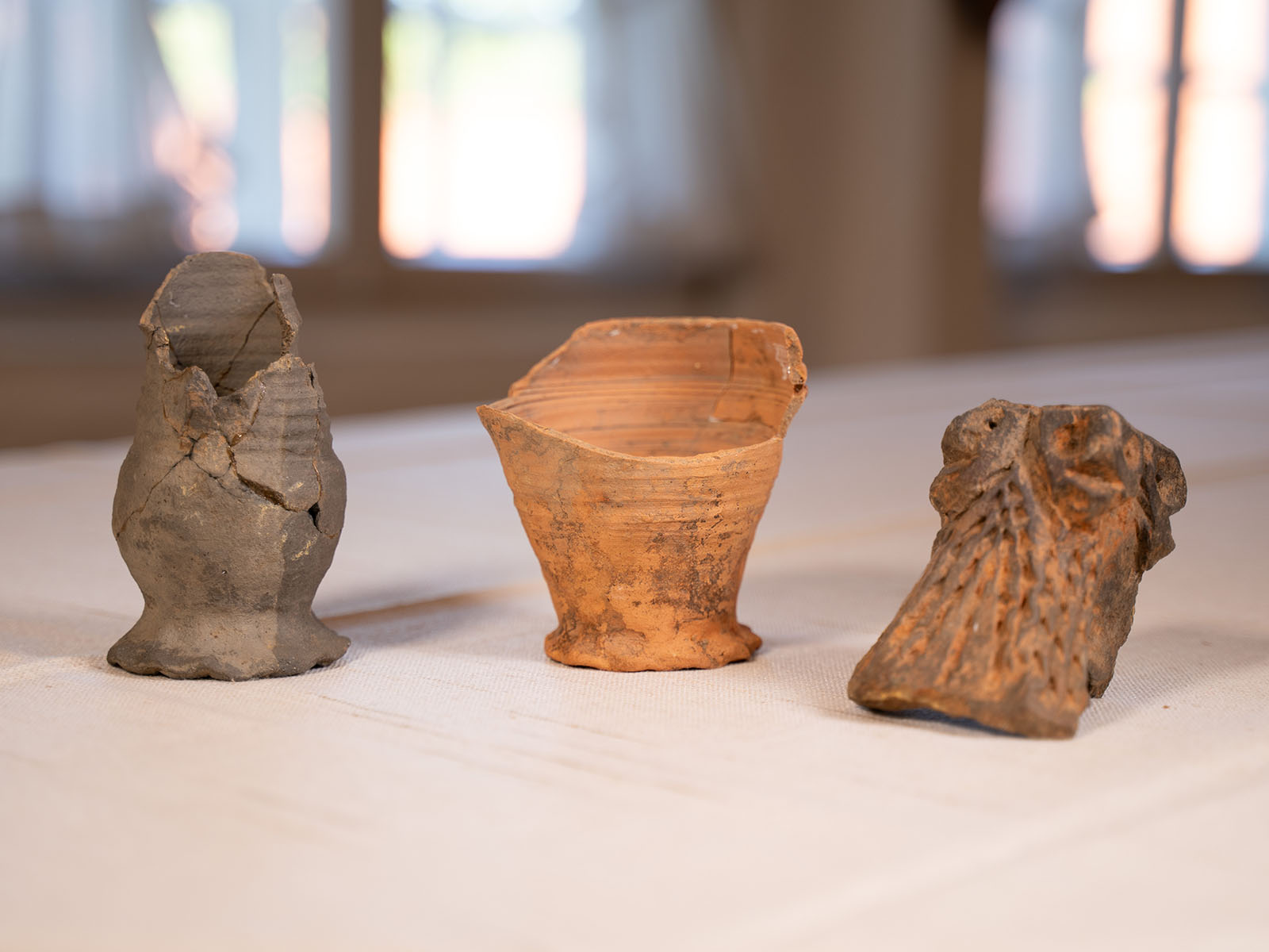 Historische Fundstücke aus der Umgebung des Ofens im Stiftsmuseum Leeden