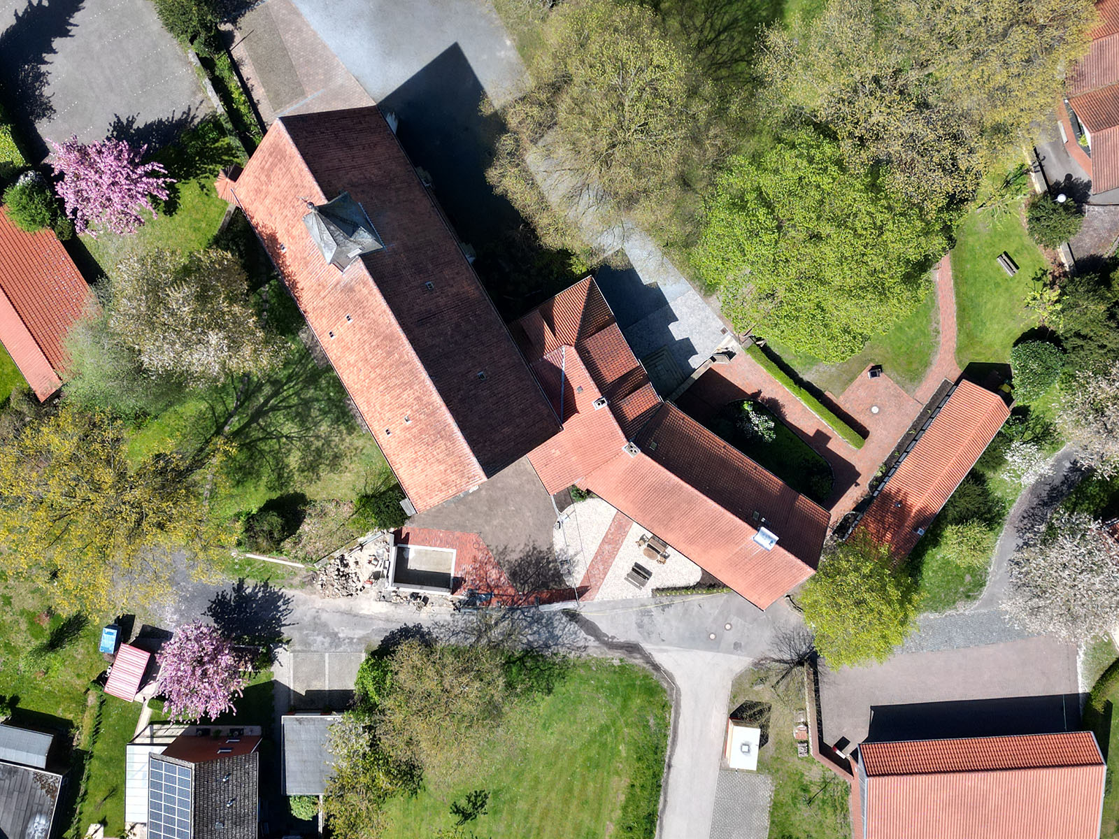 Der neue Platz für den Töpferofen an der Stiftskirche aus der Luft gesehen