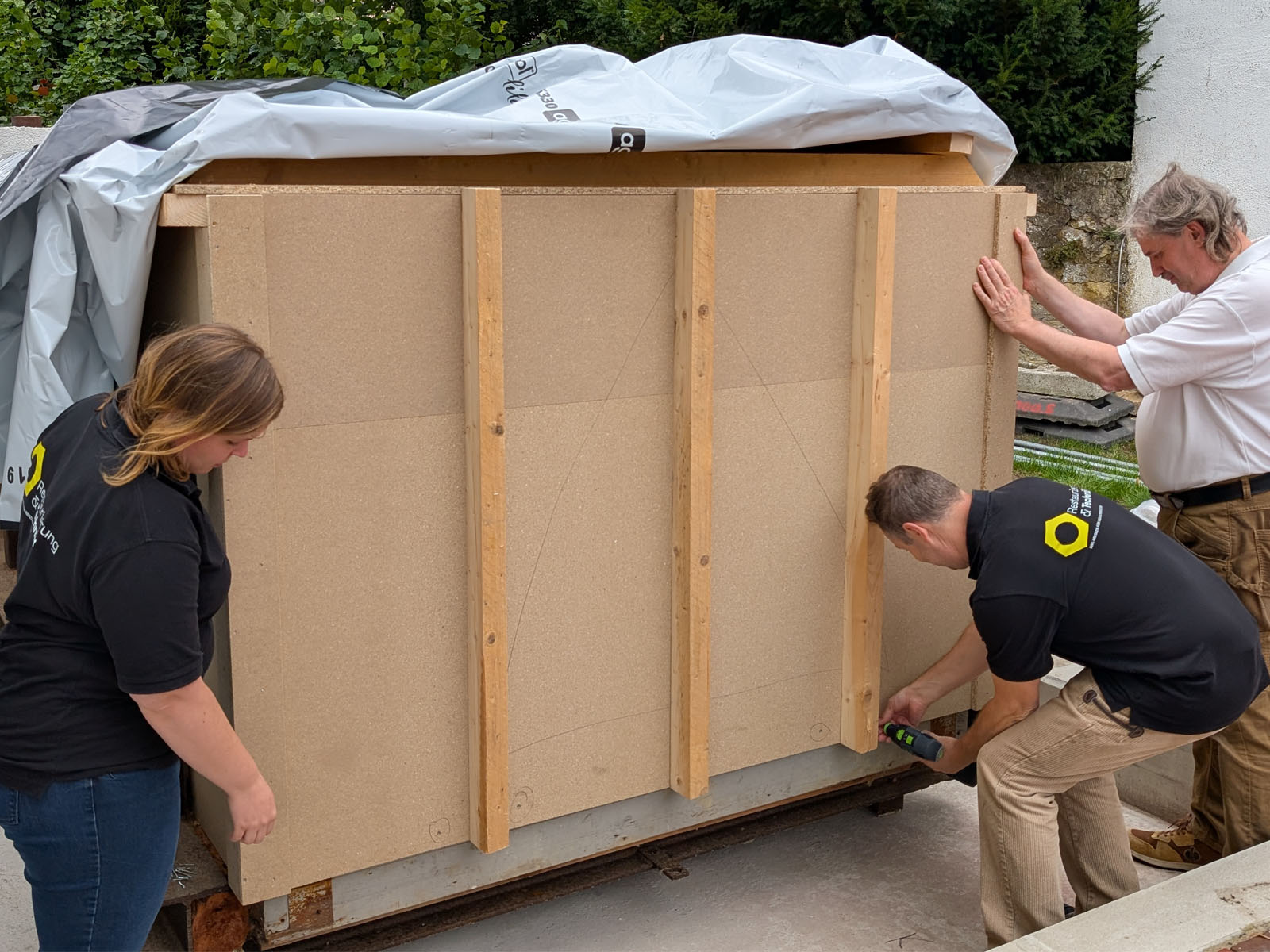 Der Töpferofen wird in Leeden ausgepackt