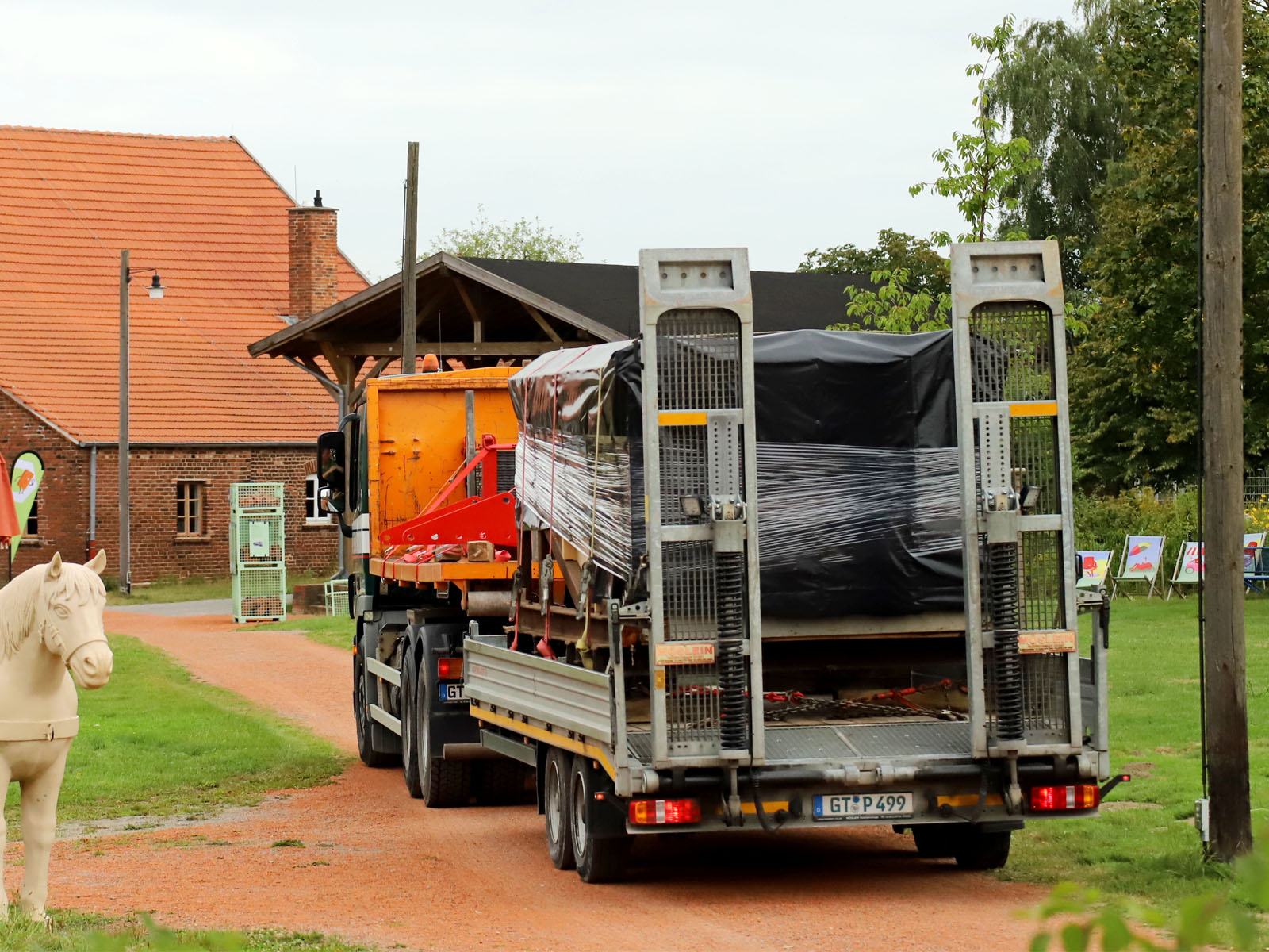 Der Töpferofen kommt per LKW in Leeden an